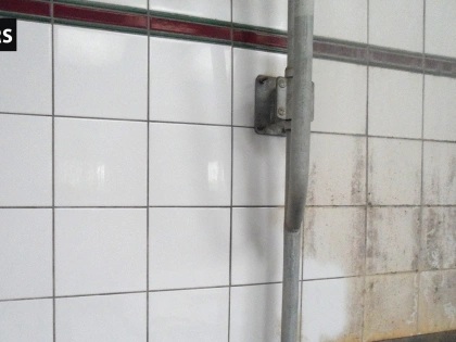 Nettoyage détartrage par aérogommage d'un mur en carrelage dans les douches d'un haras